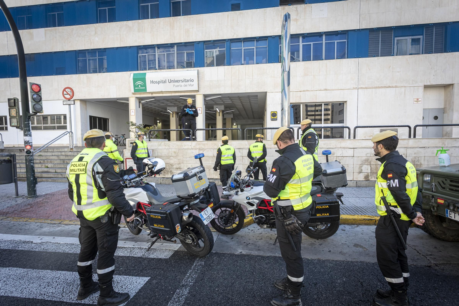 La UME desinfecta el hospital Puerta del Mar
