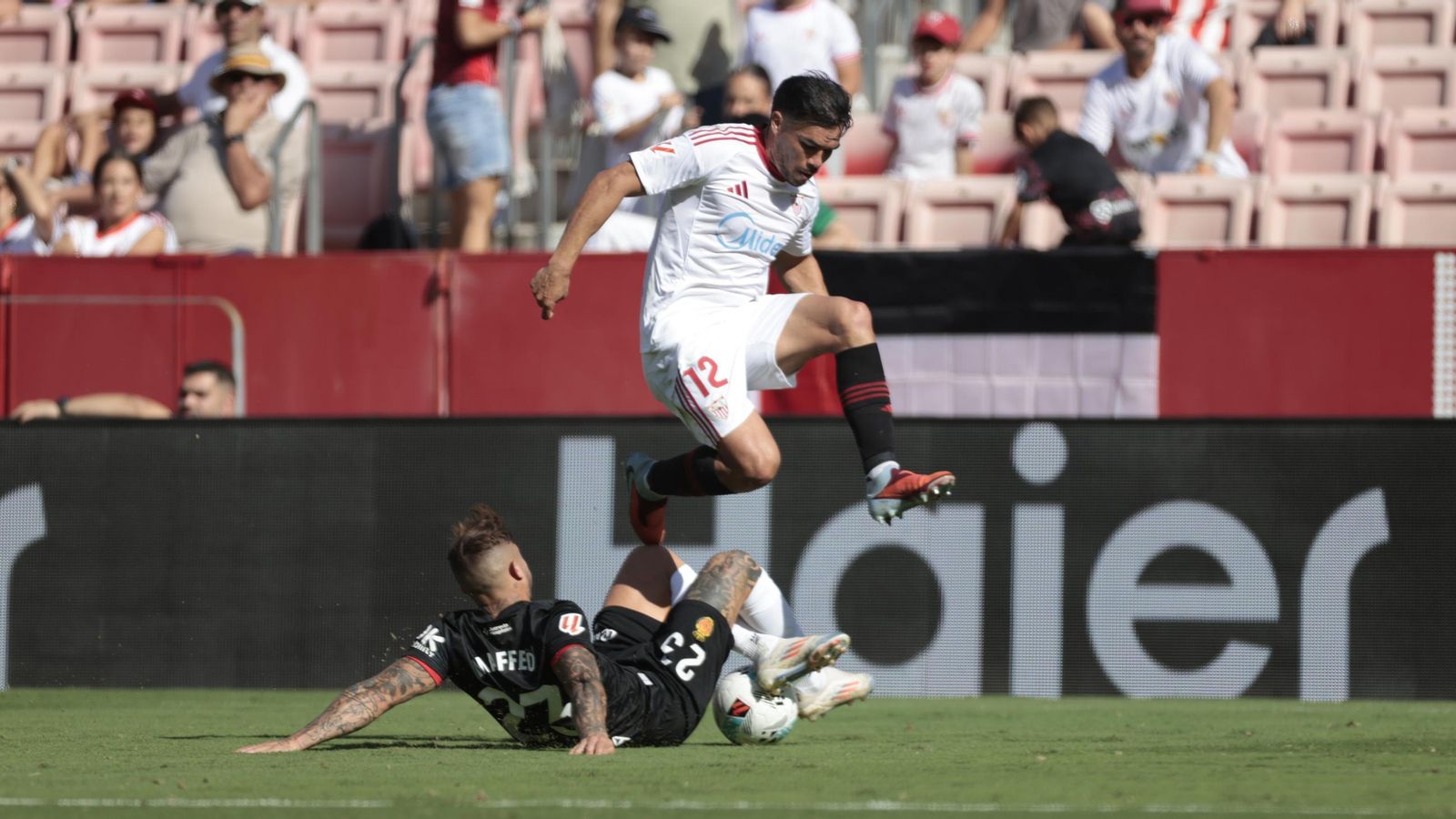 Suazo trata de superar a un Maffeo que se arroja al césped para cortar el balón.