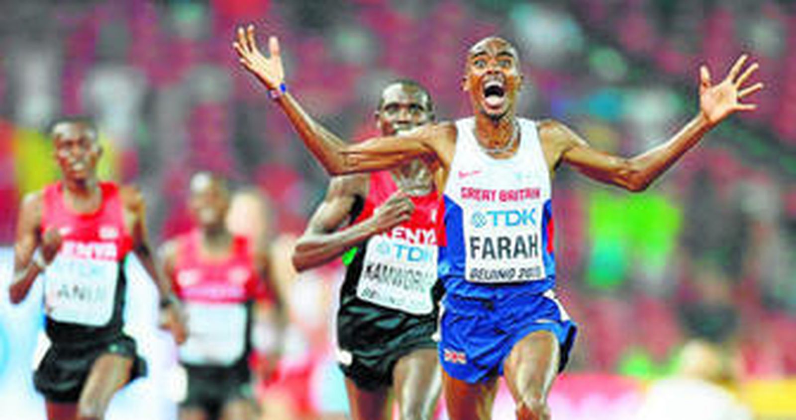 Un pletórico Mo Farah celebra su victoria en los 10.000 metros instantes después de cruzar la línea de meta.