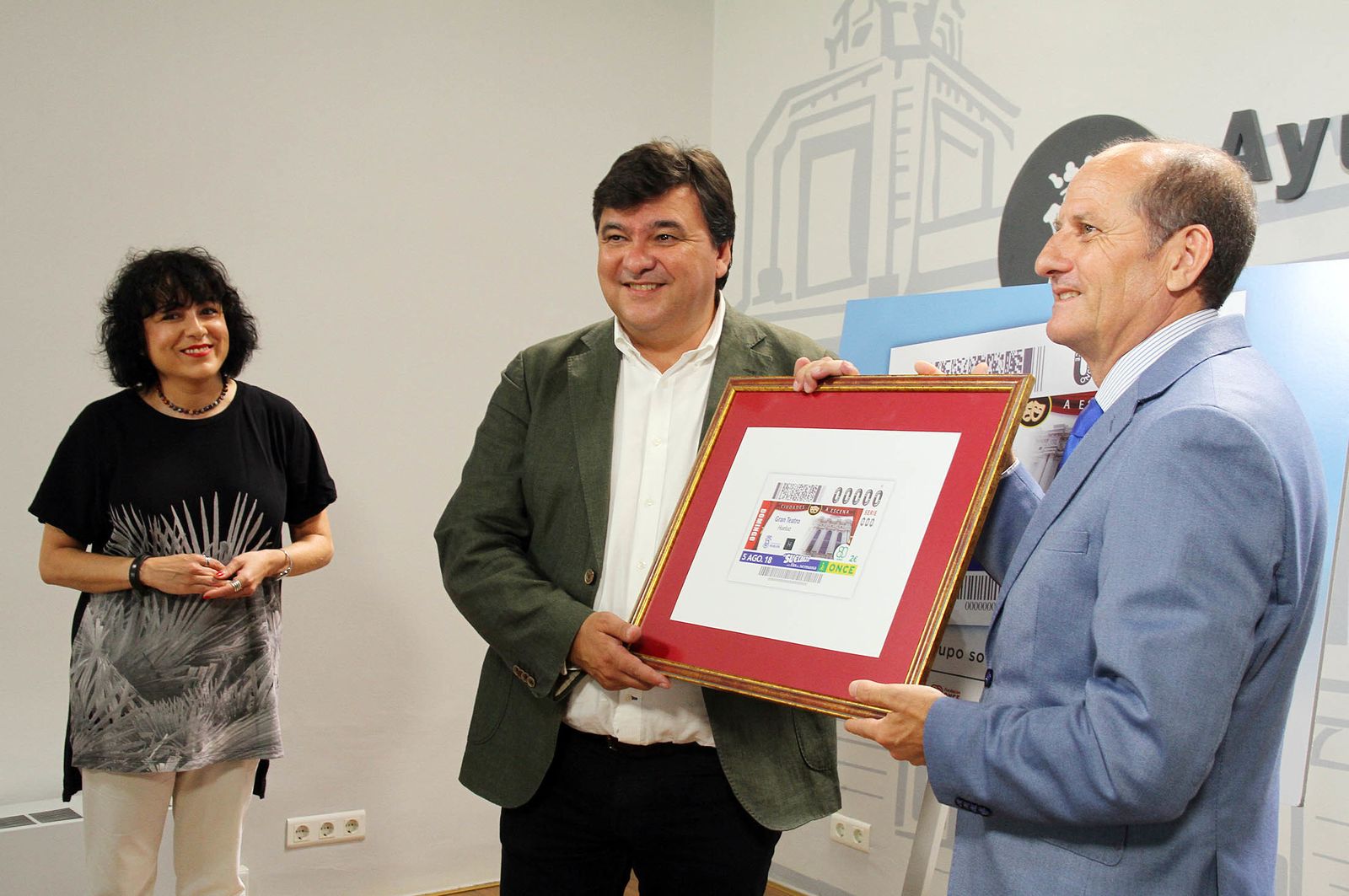 La presentación de la imagen del cupón de la ONCE dedicado al Gran Teatro de Huelva en imágenes