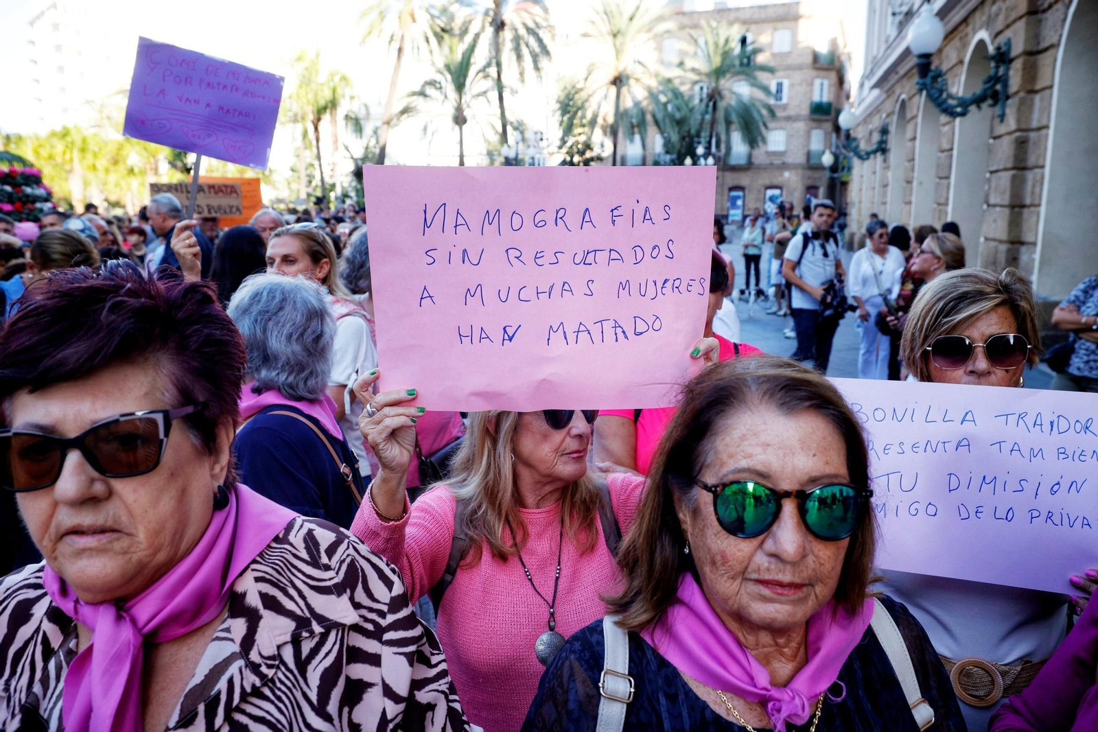 Manifestación de Cádiz en protesta por los errores en el cribado de cáncer de mama.