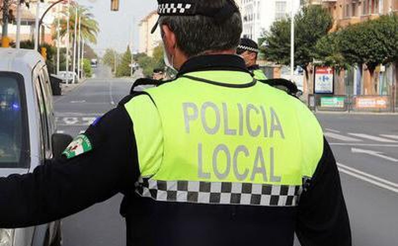 Un agente de la Policía Local en un control en la capital onubense.