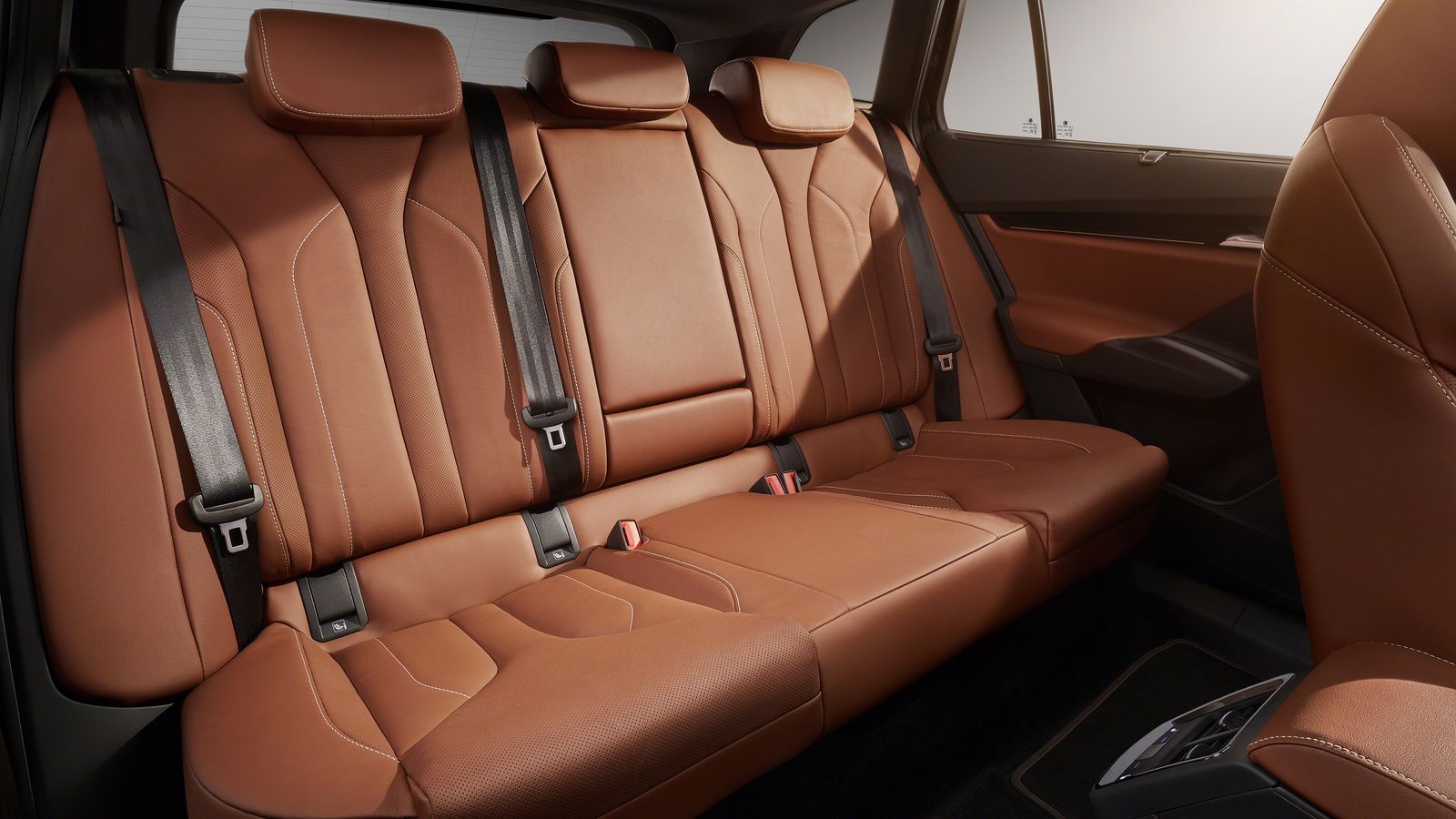 Las plazas traseras son particularmente cómodas por el espacio disponible. Eso no quita para que el maletero también sean considerablemente capaz.