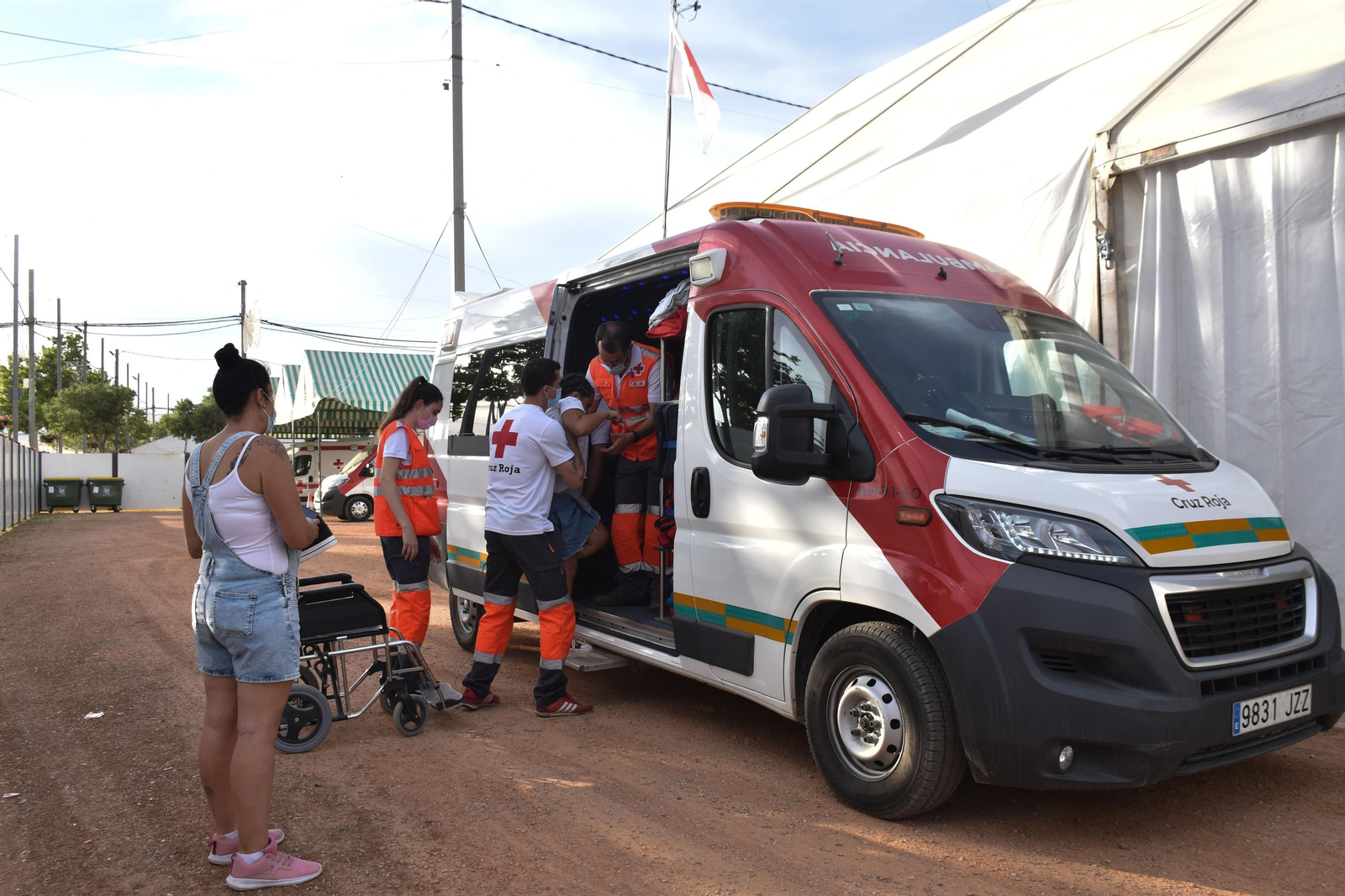 Cruz Roja asiste a una persona.