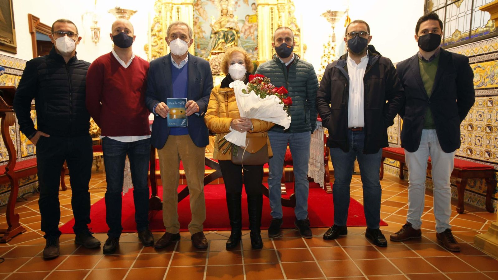 El autor arropado por su mujer e hijos tras el acto