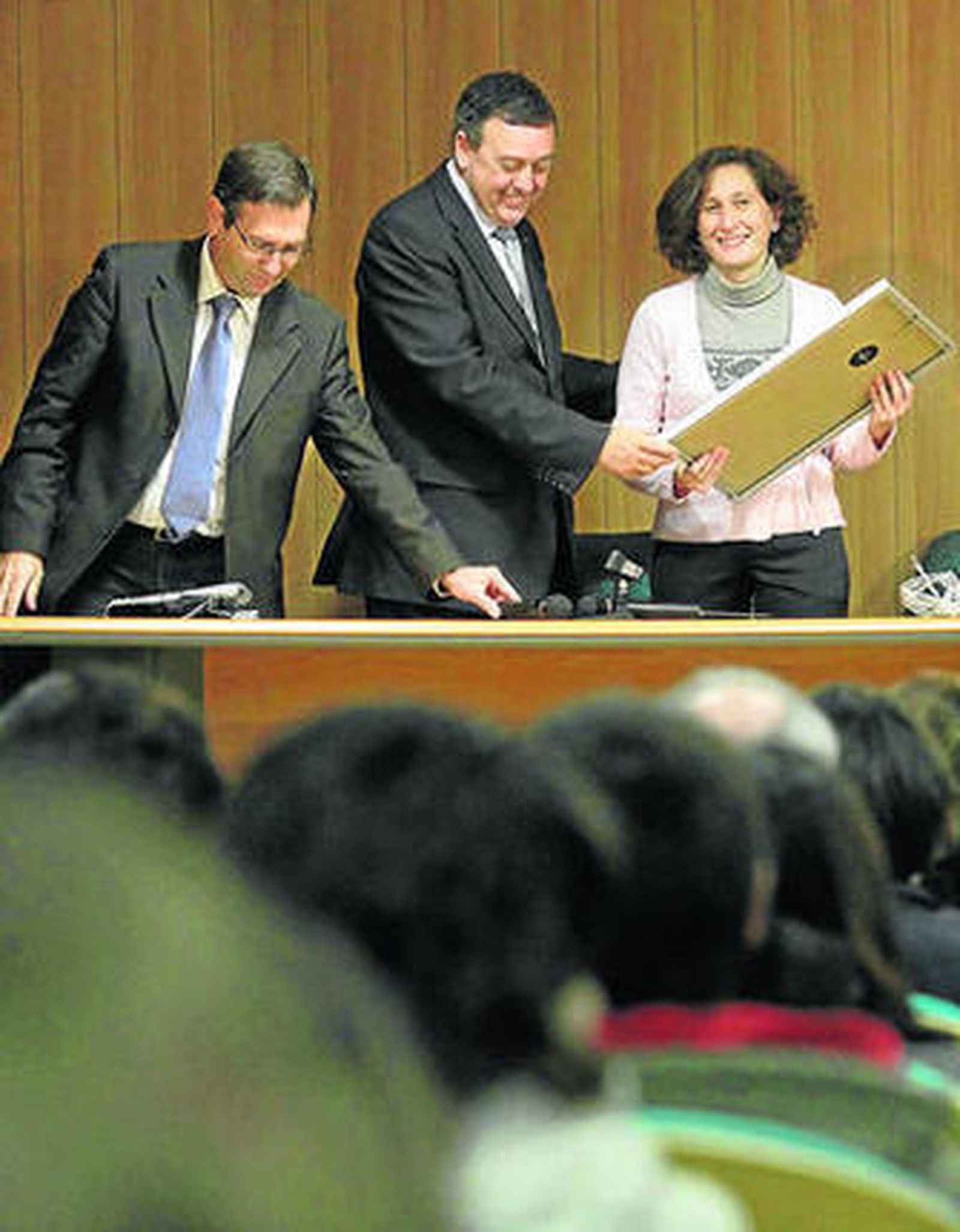 El rector de la UCA, Diego Sales, entrega el certificado, ayer.