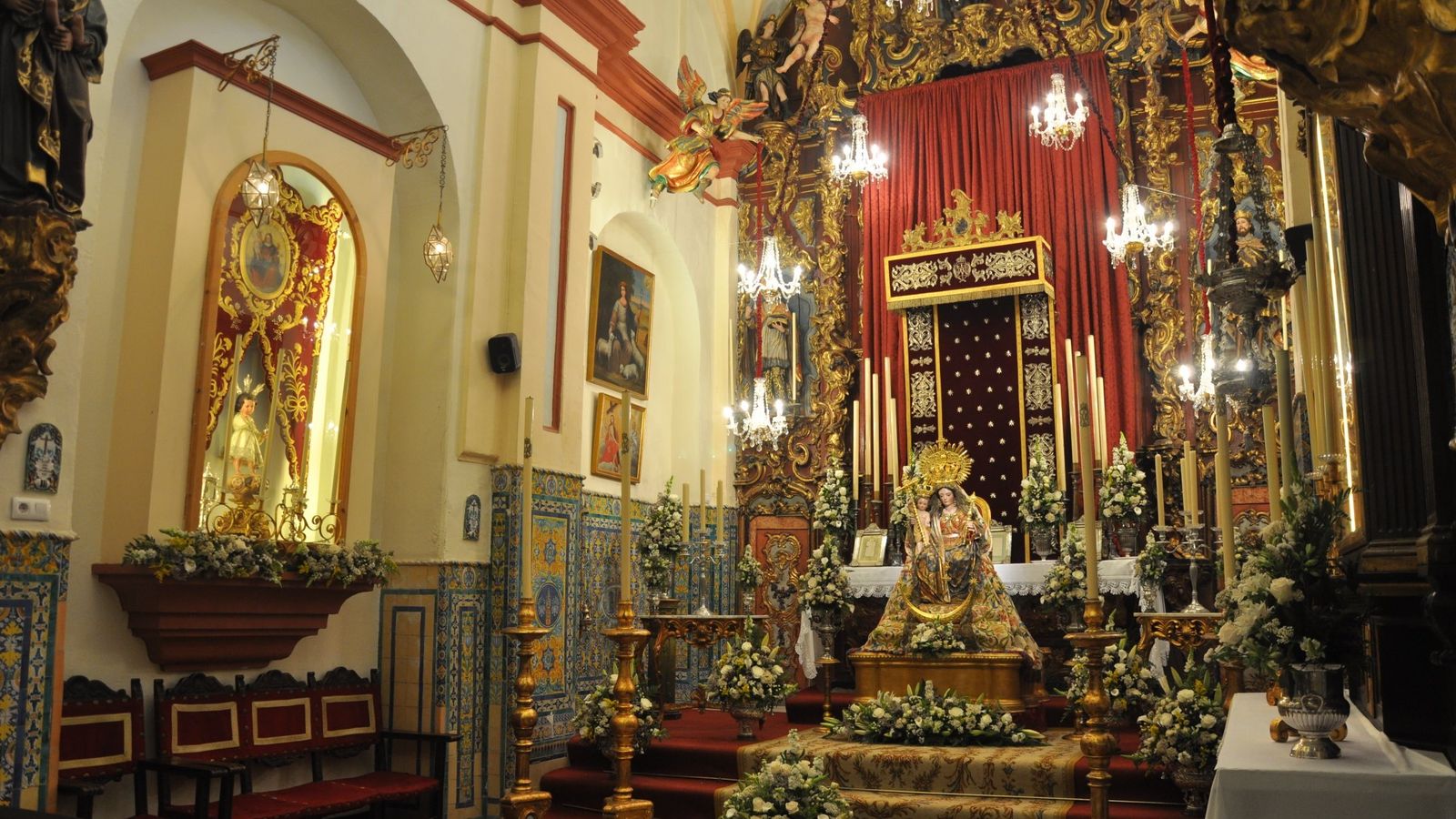 El altar dispuesto para la veneración