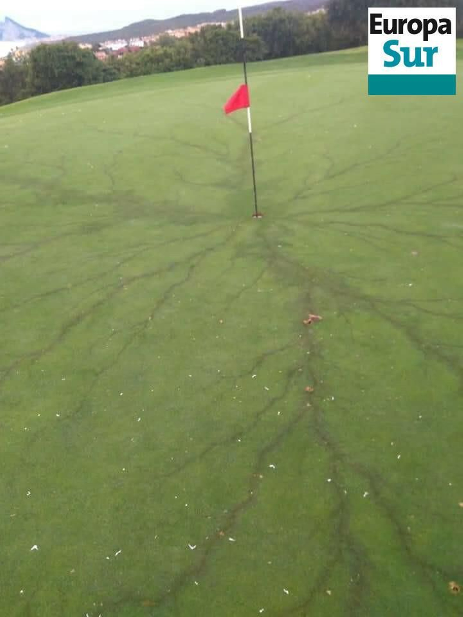 El hoyo sobre el que cayó el rayo en Alcaidesa.