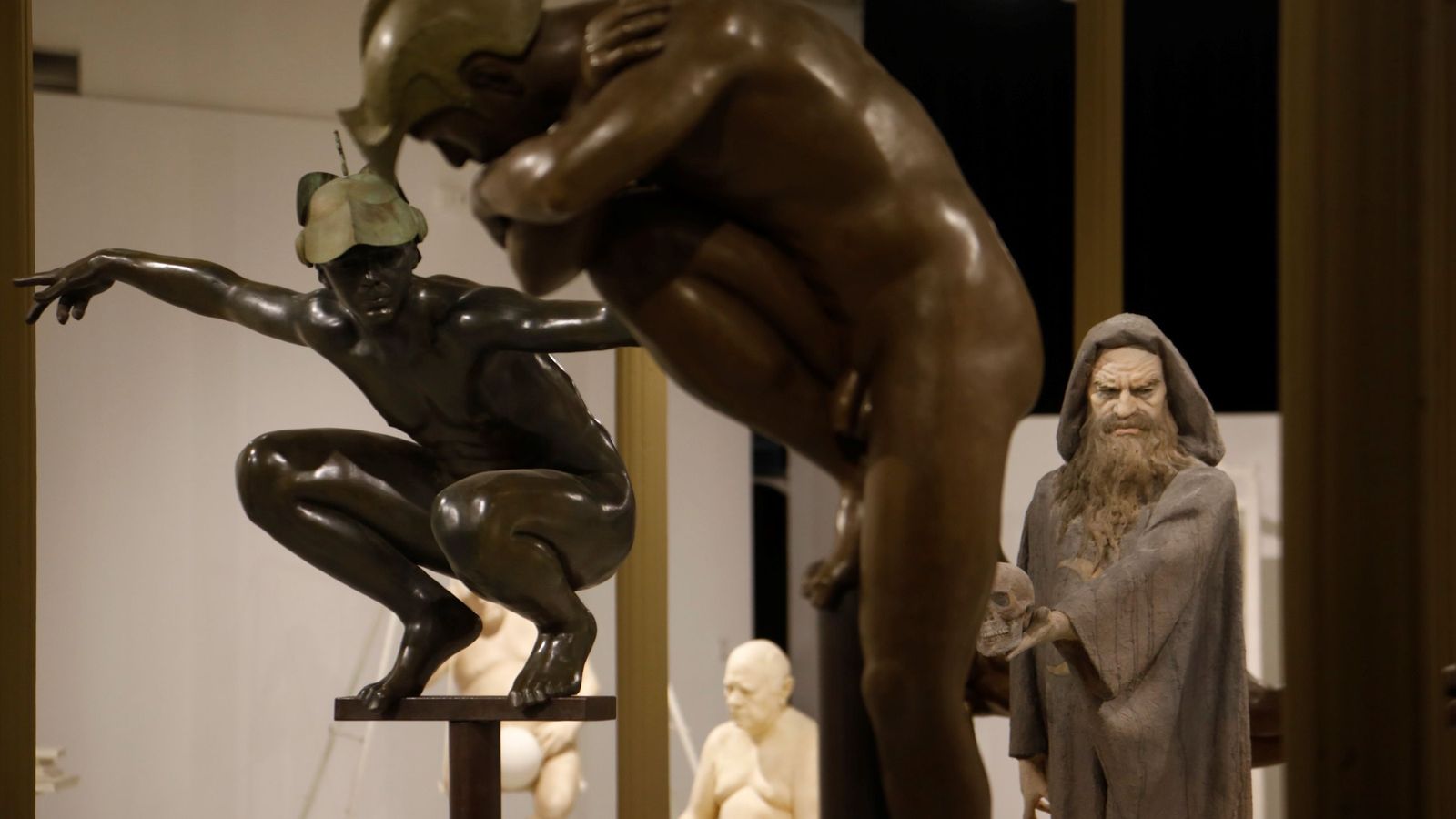 En primer plano, dos de los 'Hombres pájaro' de Belmonte.