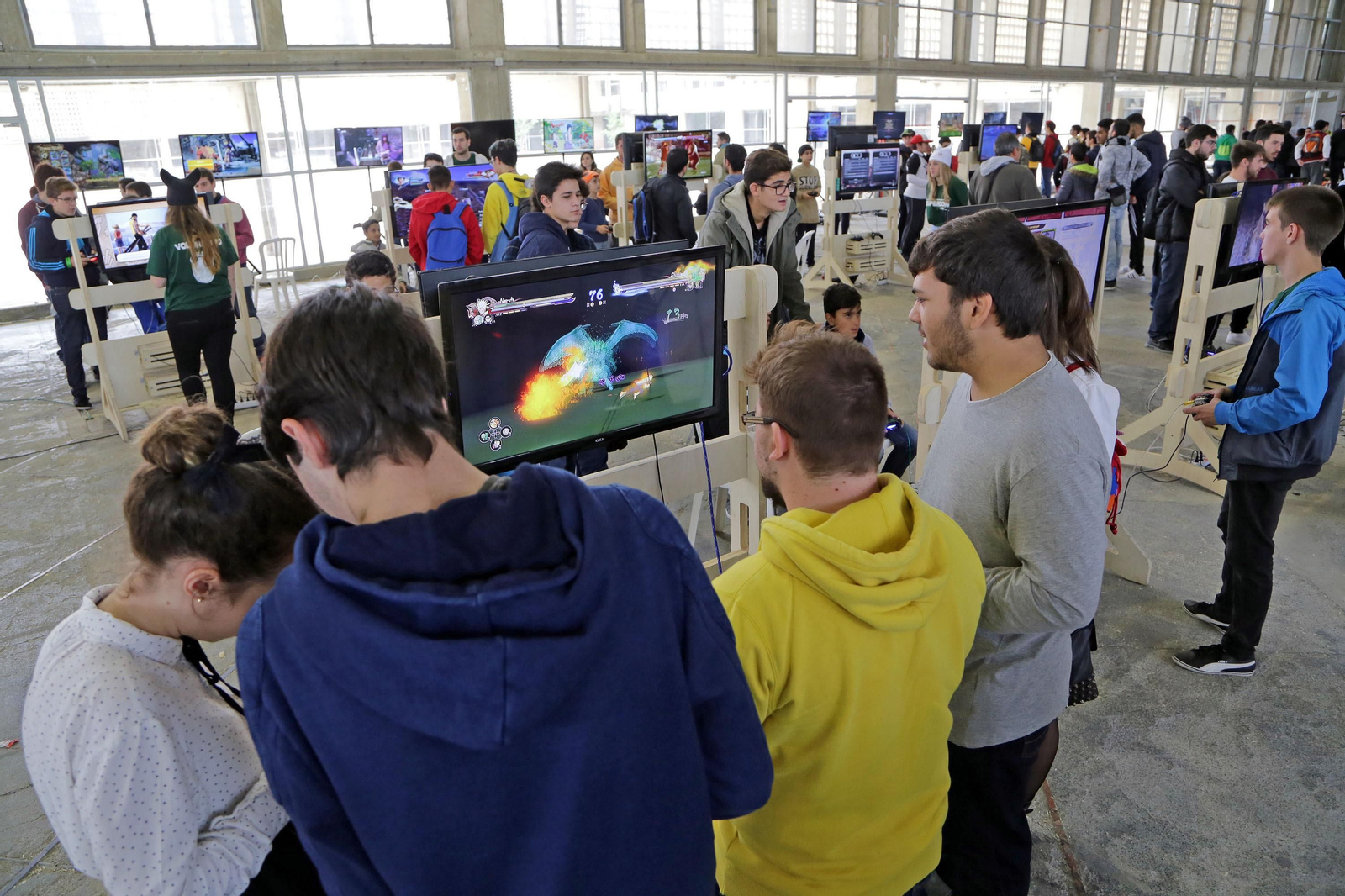 Unos jóvenes practican con vídeojuegos en una de las numerosas pantallas dispuestas en Ifeca.
