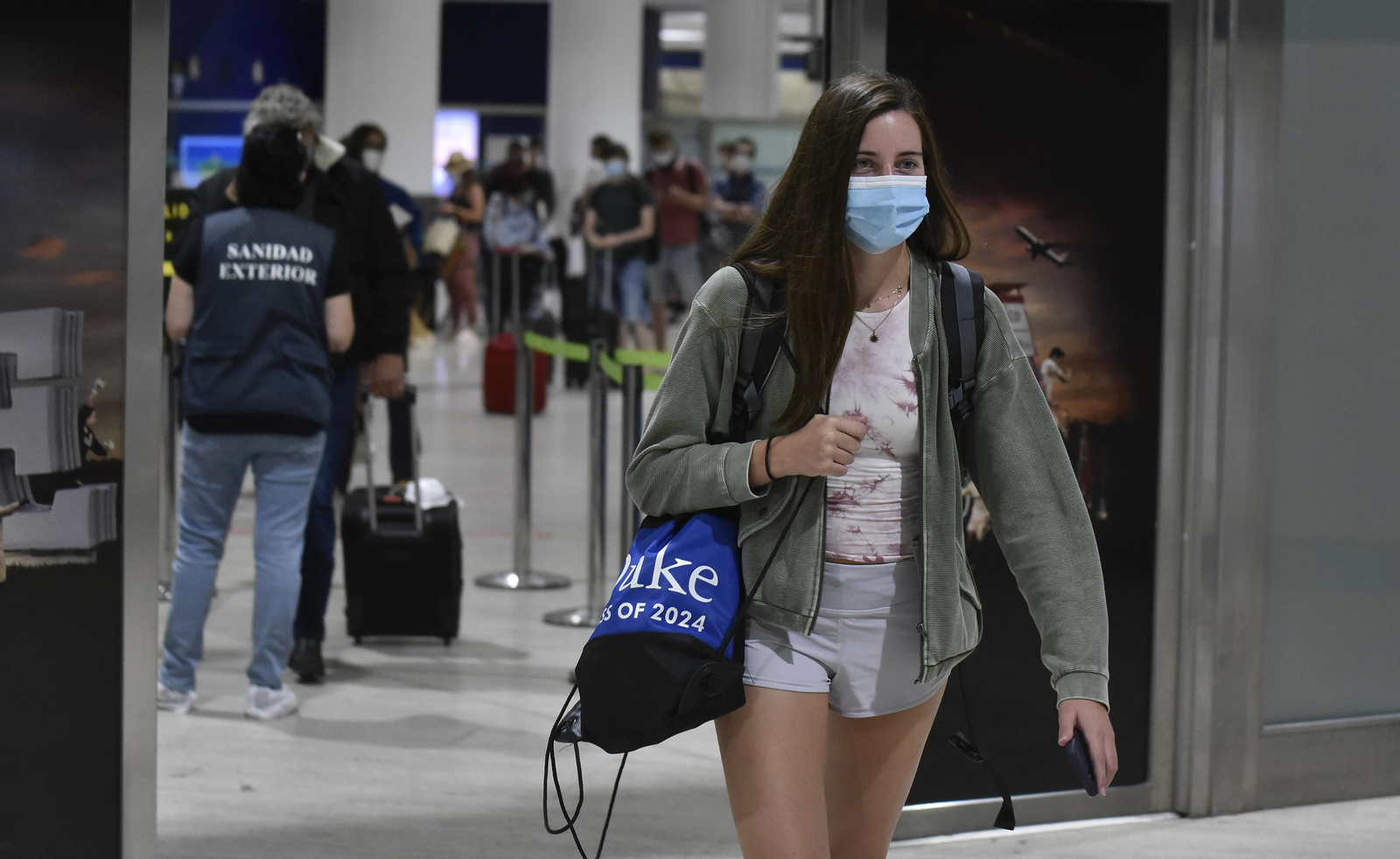Una de las primeras pasajeras llegadas este domingo a Sevilla en un vuelo desde Ámsterdam.