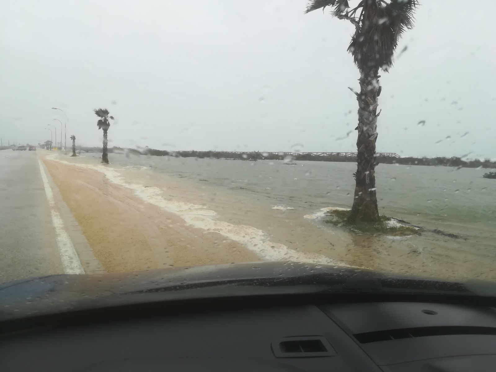 Imagen de ayer, con el agua llegando a la carretera de Camposoto.