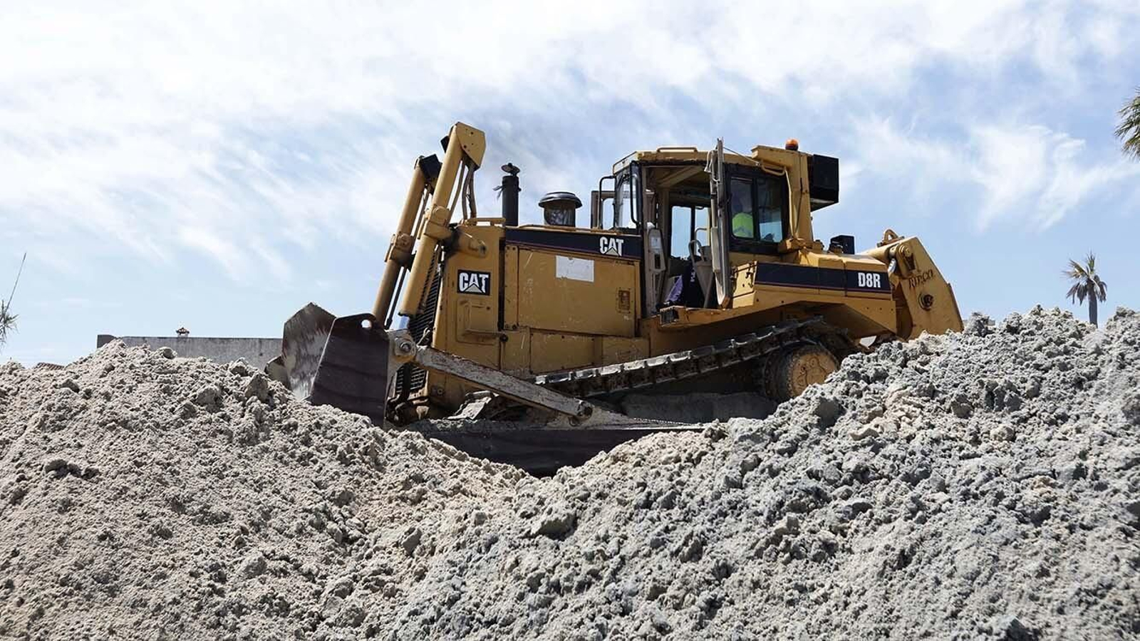 Las fotos del trasvase de arena en la playa de El Rinconcillo