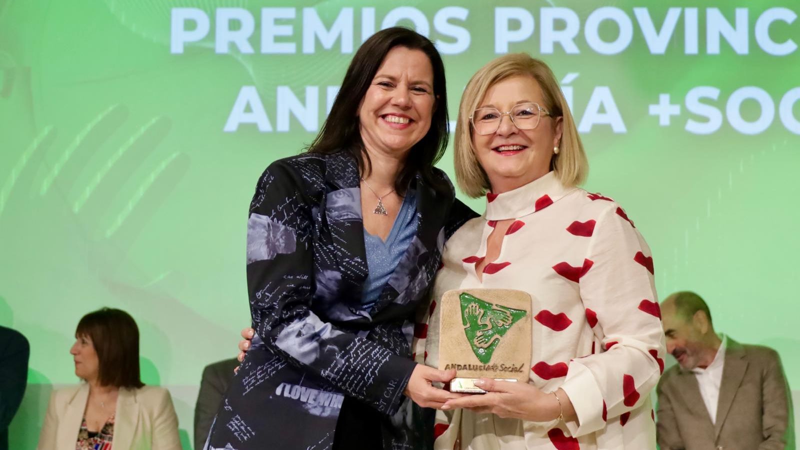 Entrega de un galardón en el Premio Andalucía + Social  