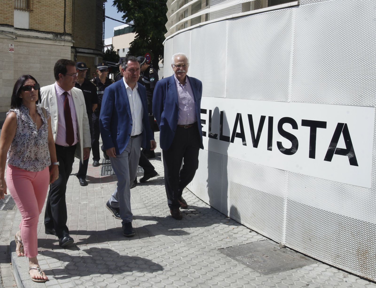 El alcalde, Juan Espadas, y el delegado de Movilidad y Seguridad, Juan Carlos Cabrera, en la visita en junio a la comisaría de Bellavista.