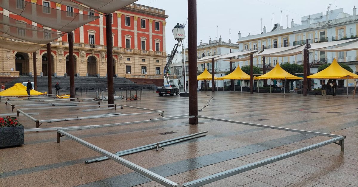 La plaza del Rey comienza a vestirse para el Carnaval de San Fernando 2026