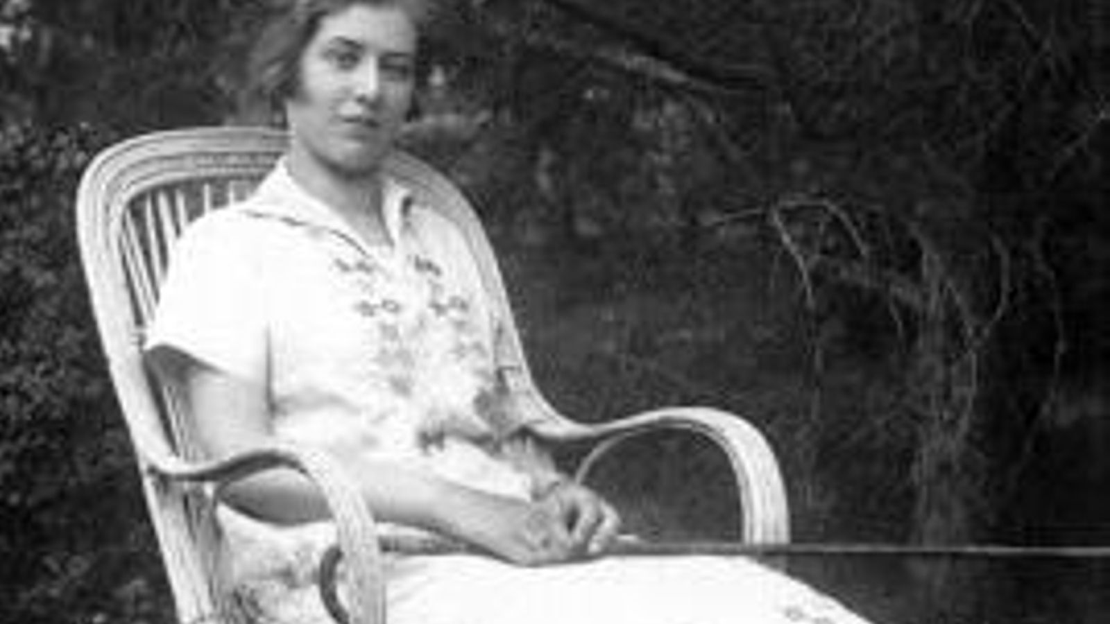 La autora en el jardín de la dacha donde dedicó un museo a la memoria de su padre.