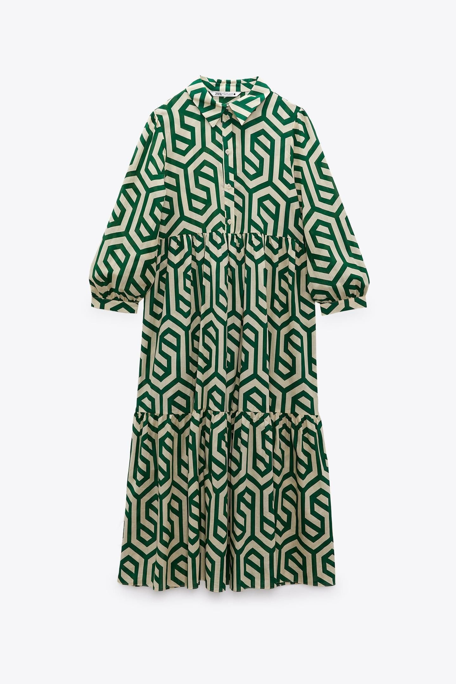 Vestido verde con estampado geométrico de Zara.