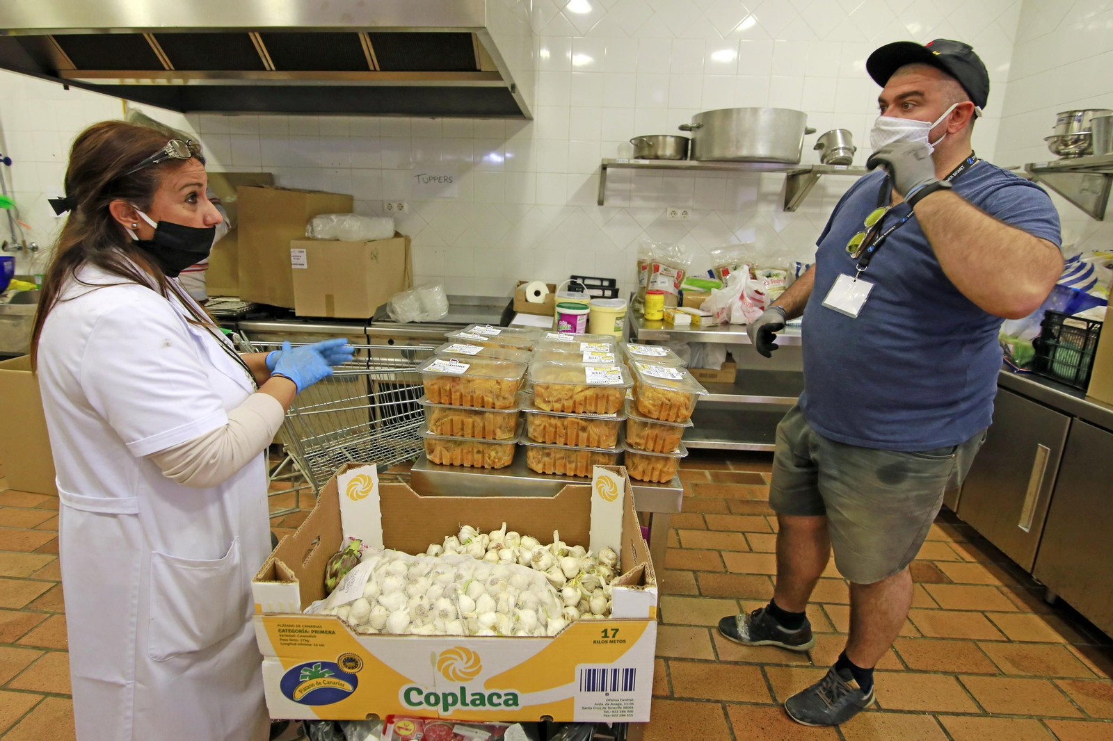 Imágenes de la iniciativa de los 'Costaleros Solidarios' contra el coronavirus en Jerez