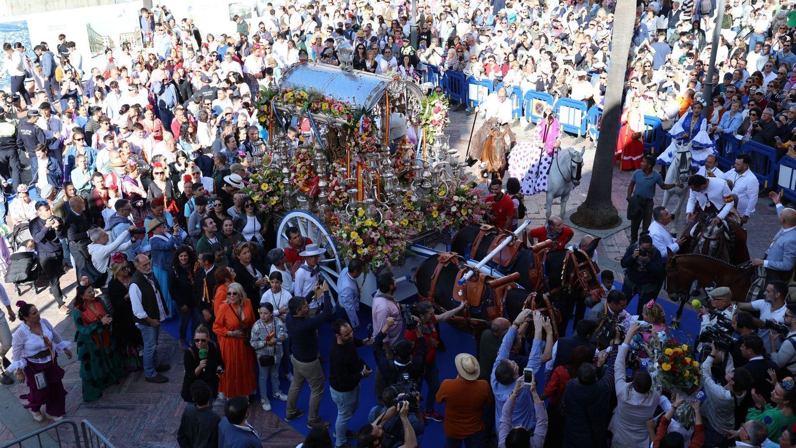 Emigrantes frente al Ayuntamiento de Huelva.