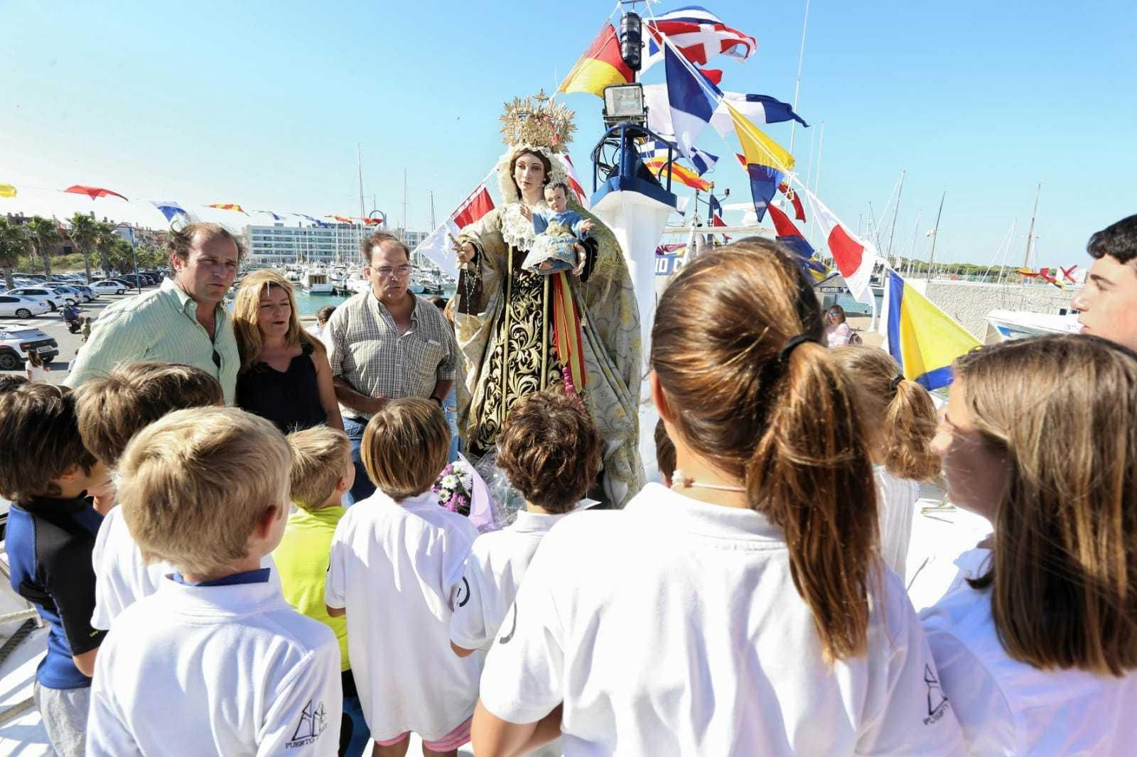 Alumnos del Club Náutico de Puerto Sherry mientras realizan la ofrenda floral a bordo del Nuevo Río Cartuja.