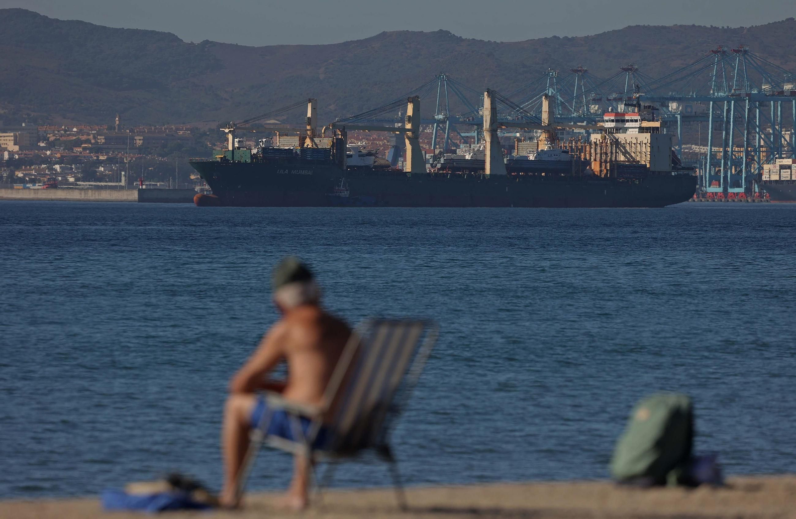 El 'Lila Mumbai', en aguas de la bahía de Algeciras, con varias embarcaciones en su cubierta