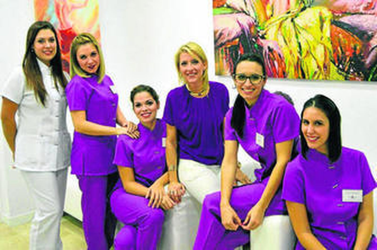 El equipo de Test4You con su directora, Ángeles Camargo, en el centro.