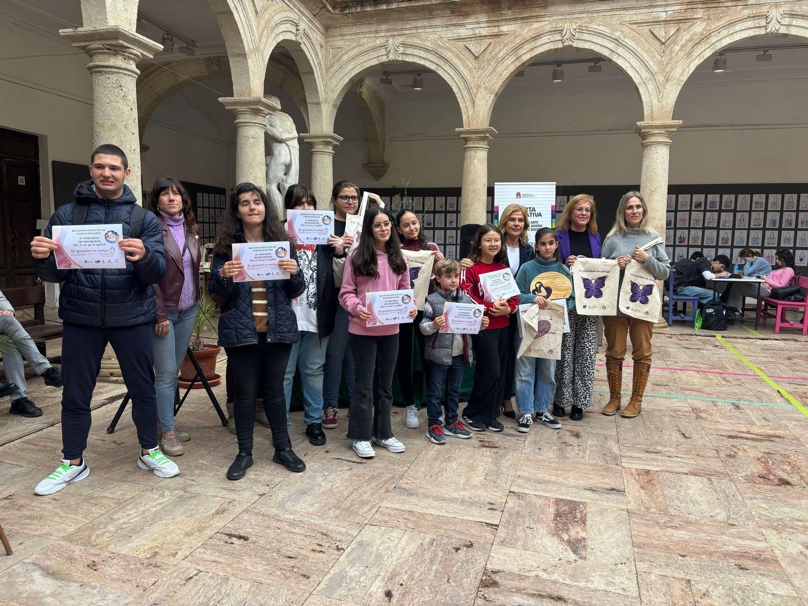 Ganadores y finalistas junto a la concejala de Igualdad, la directora del IES Maestro Padilla y la artista Mar Gregorio, con la bolsa que ha imprimido el Ayuntamiento con el diseño ganador y que se va a repartir por la ciudad el próximo sábado.
