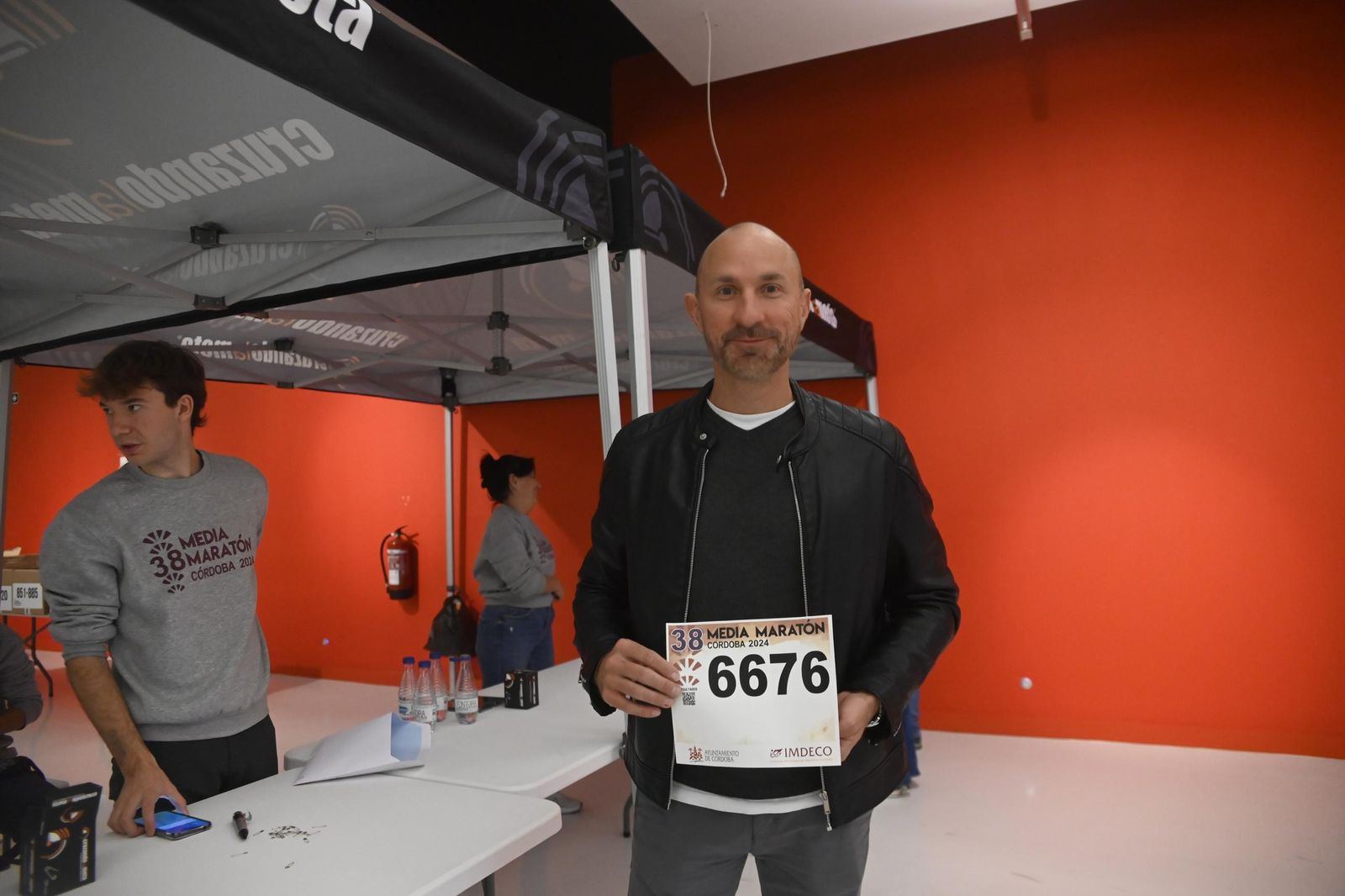 Un atleta recoge su dorsal en El Arcángel.