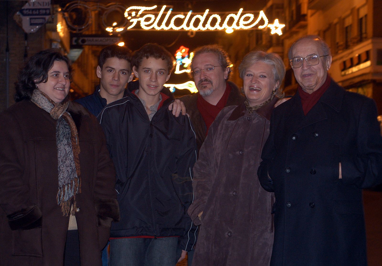 Manolo Vaquero, primero a la derecha, con tres de sus hijos, Marisa, su mujer, y un sobrino.