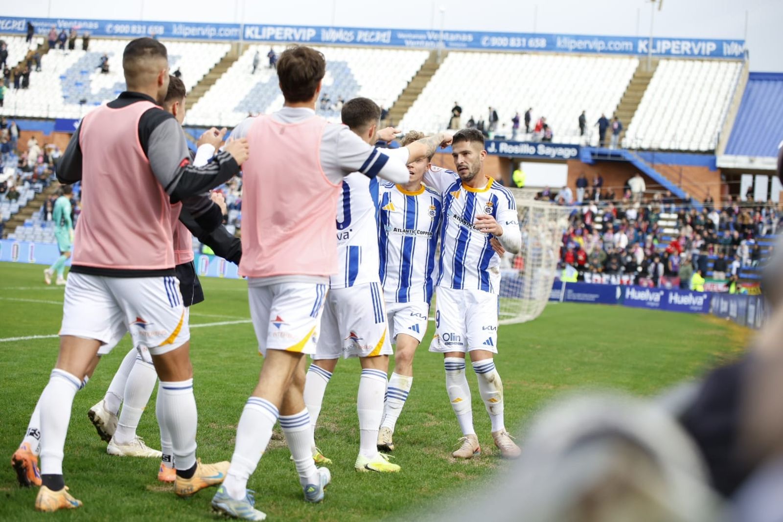 Los jugadores del Recre celebran el gol de Caye al Extremadura.