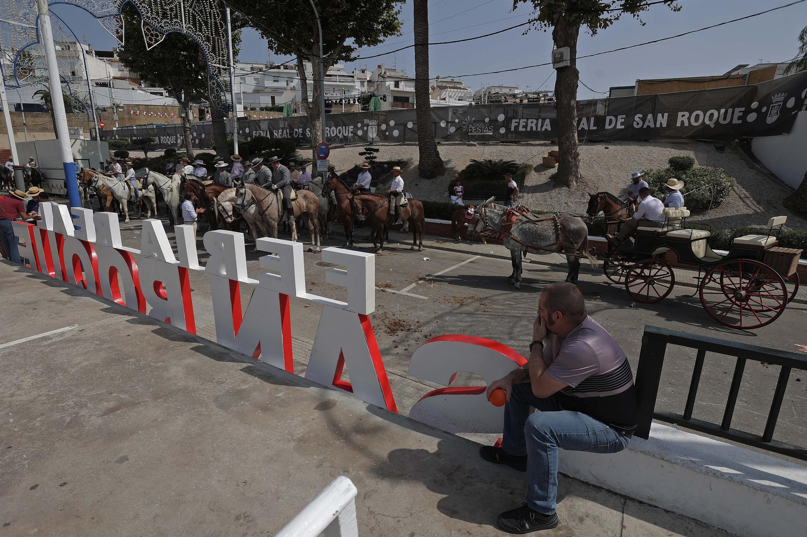 Búscate en las fotos del Domingo Rociero en la Feria Real de San Roque 2025