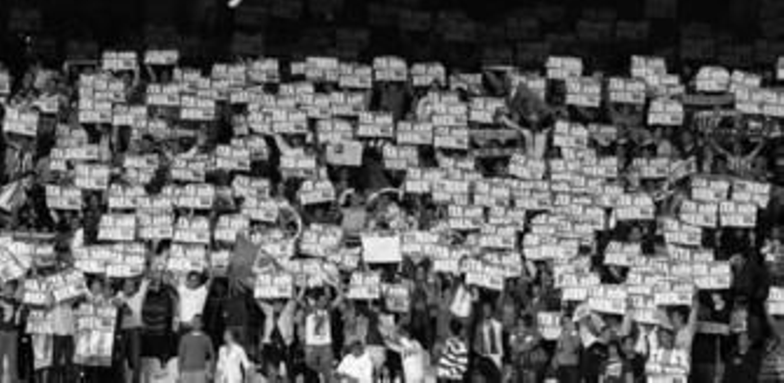 Palmerín se revuelca tras celebrar el tercer gol.