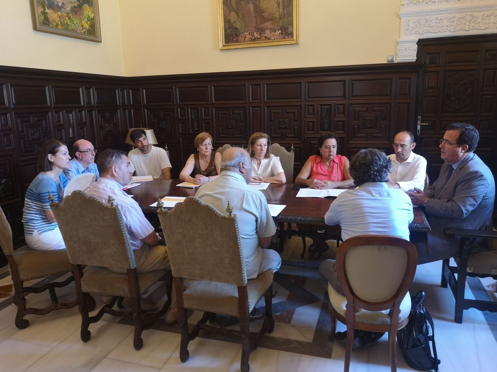 Cabrera durante su reunión con los vecinos del centro.