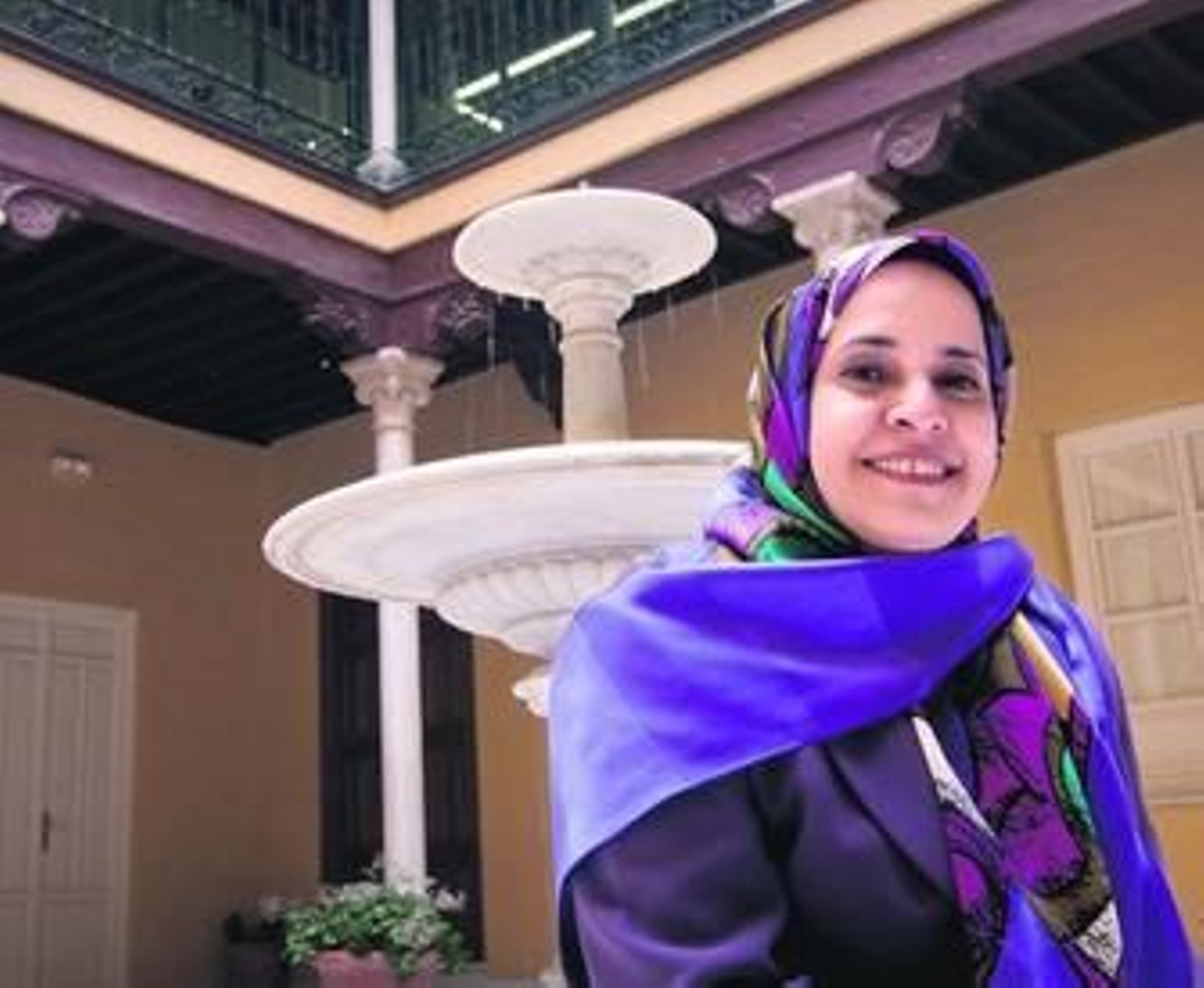 La doctora Al Otaiba, antes de dar la conferencia en la Fundación Instituto Euroárabe en Granada. La doctora Al Otaiba, antes de dar la conferencia en la Fundación Instituto Euroárabe en Granada.