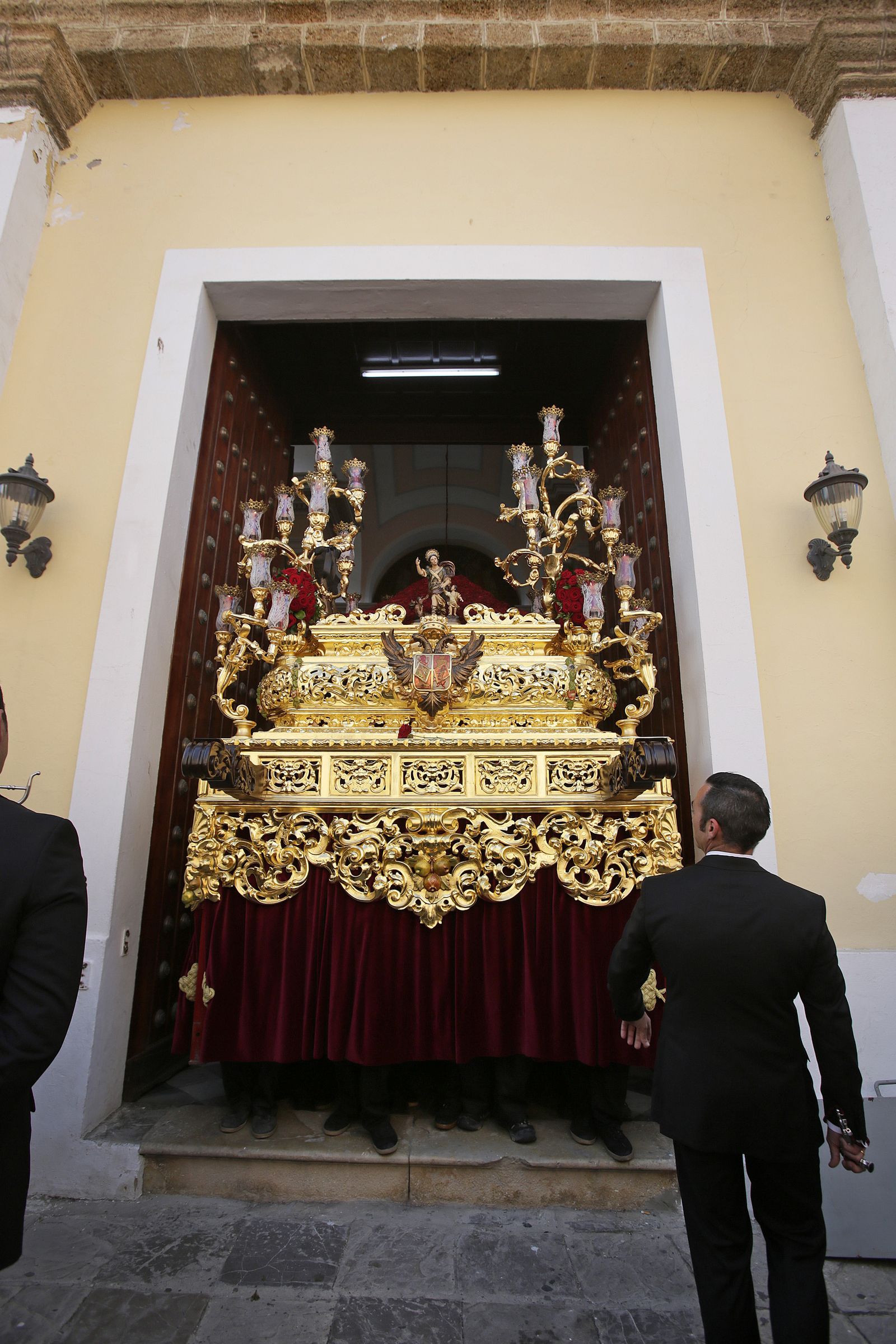 Francisco Vázquez, dirigiendo el paso de Expiración.