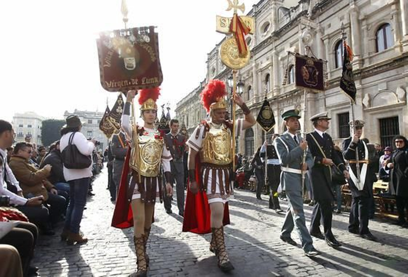 Setenta bandas procesionales de toda España desfilan por Sevilla. / EFE