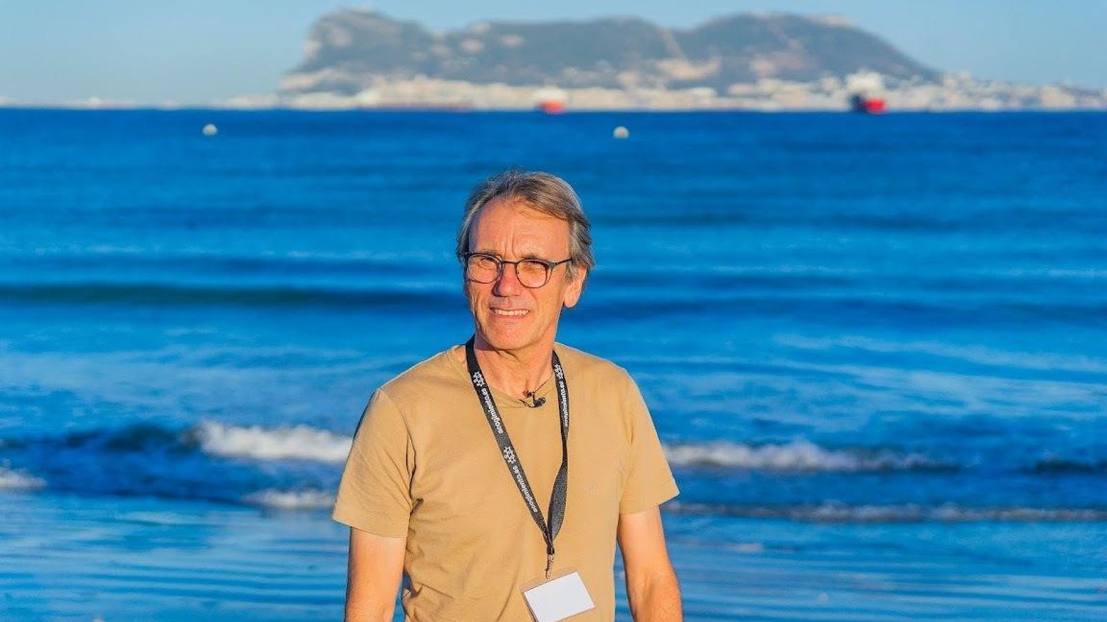 Steve Allen en la playa de El Rinconcillo con Gibraltar al fondo.
