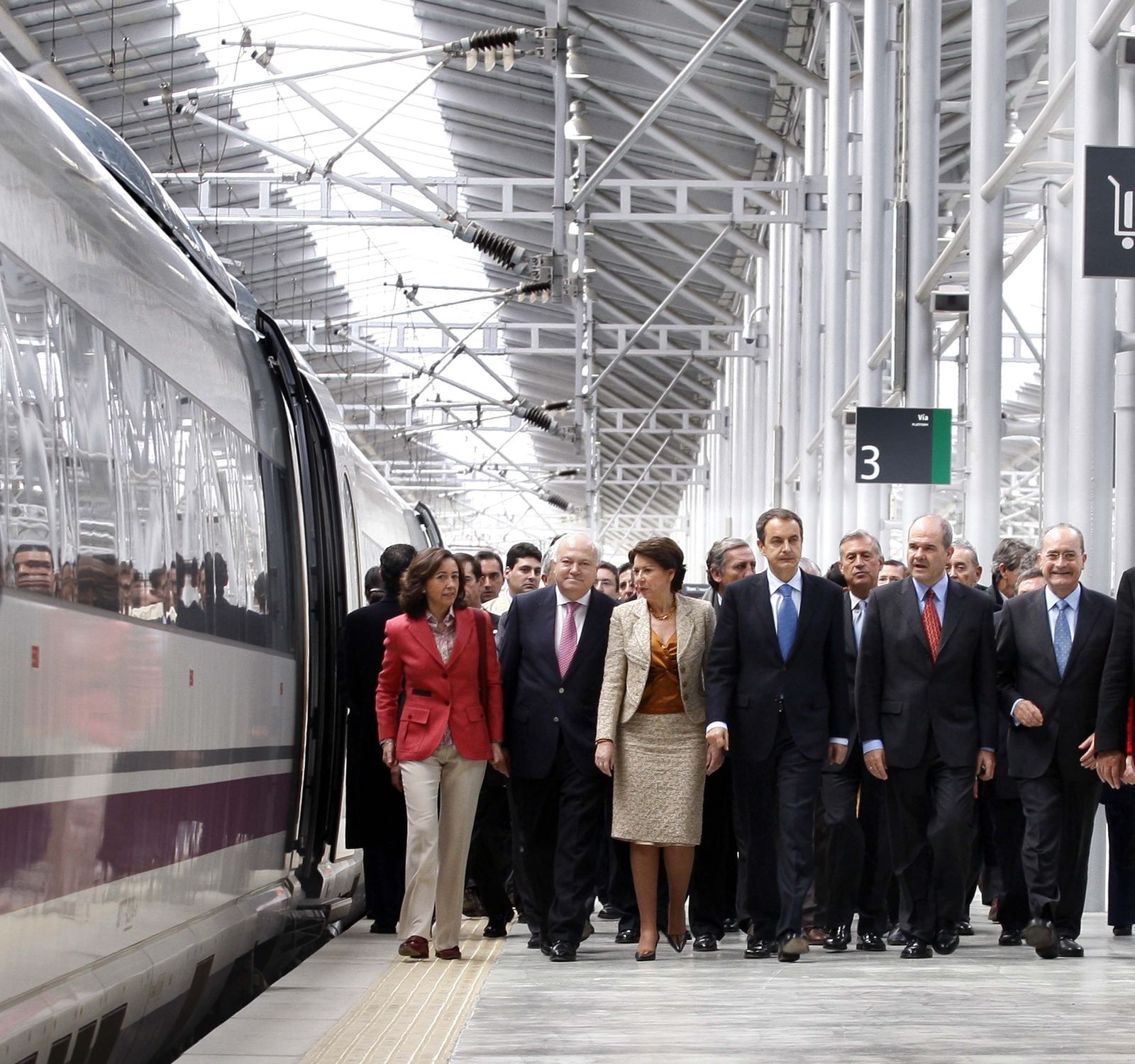 Comitiva institucional, encabezada por el ex presidente del GobiernoJosé Luis Rodríguez Zapatero, el día en que fue inaugurado el AVE Málaga-Madrid.