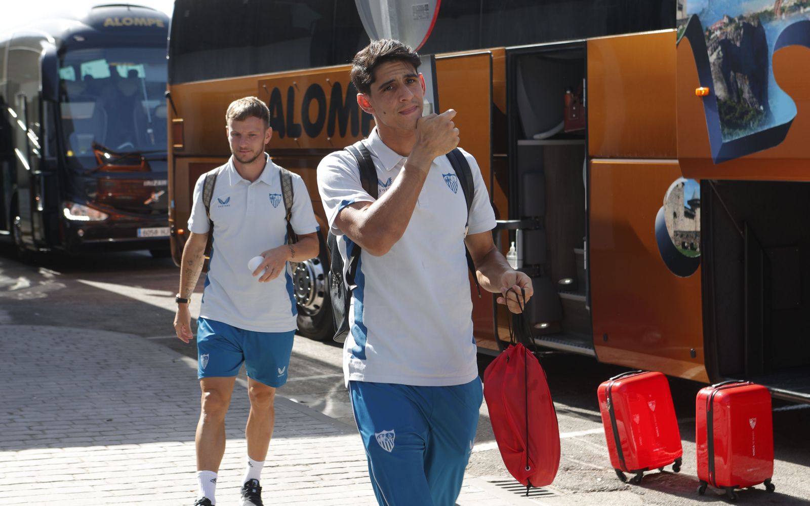 Bono, ante Rakitic, en el viaje a Pamplona del Sevilla.