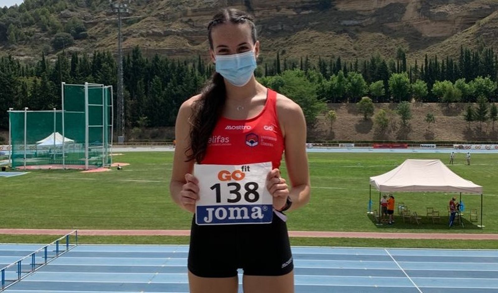 Carmen Avilés sujeta su dorsal en la pista de Monzón.