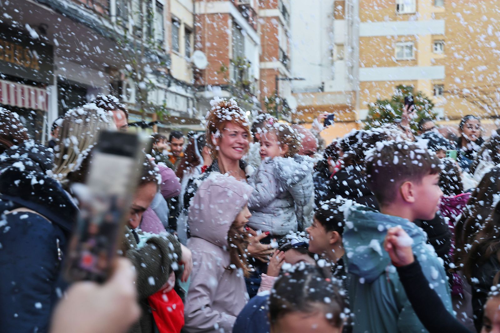 Una sorprendente nevada llena de alegría el barrio de Las Colonias