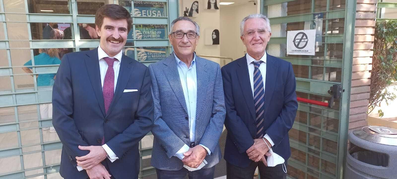José Parra, presidente de Accionistas Unidos, entre sus predecesores, Moisés Sampedro y Eduardo Arenas.