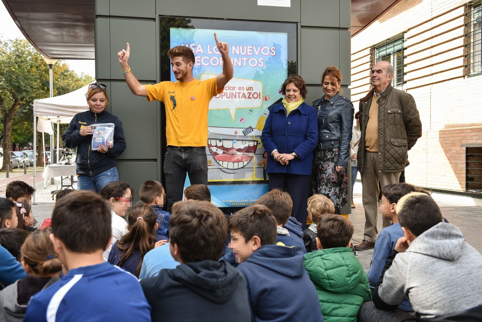 La delegada del Distrito Triana, Carmen Castreño, y la gerente de Lipasam, Virginia Pividad, durante una actividad infantil con motivo de la puesta en marcha del Ecopunto de Triana.