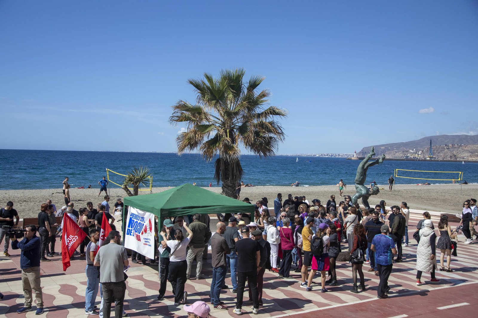 Imágenes de la manifestación en contra del negocio de la vivienda en Almería
