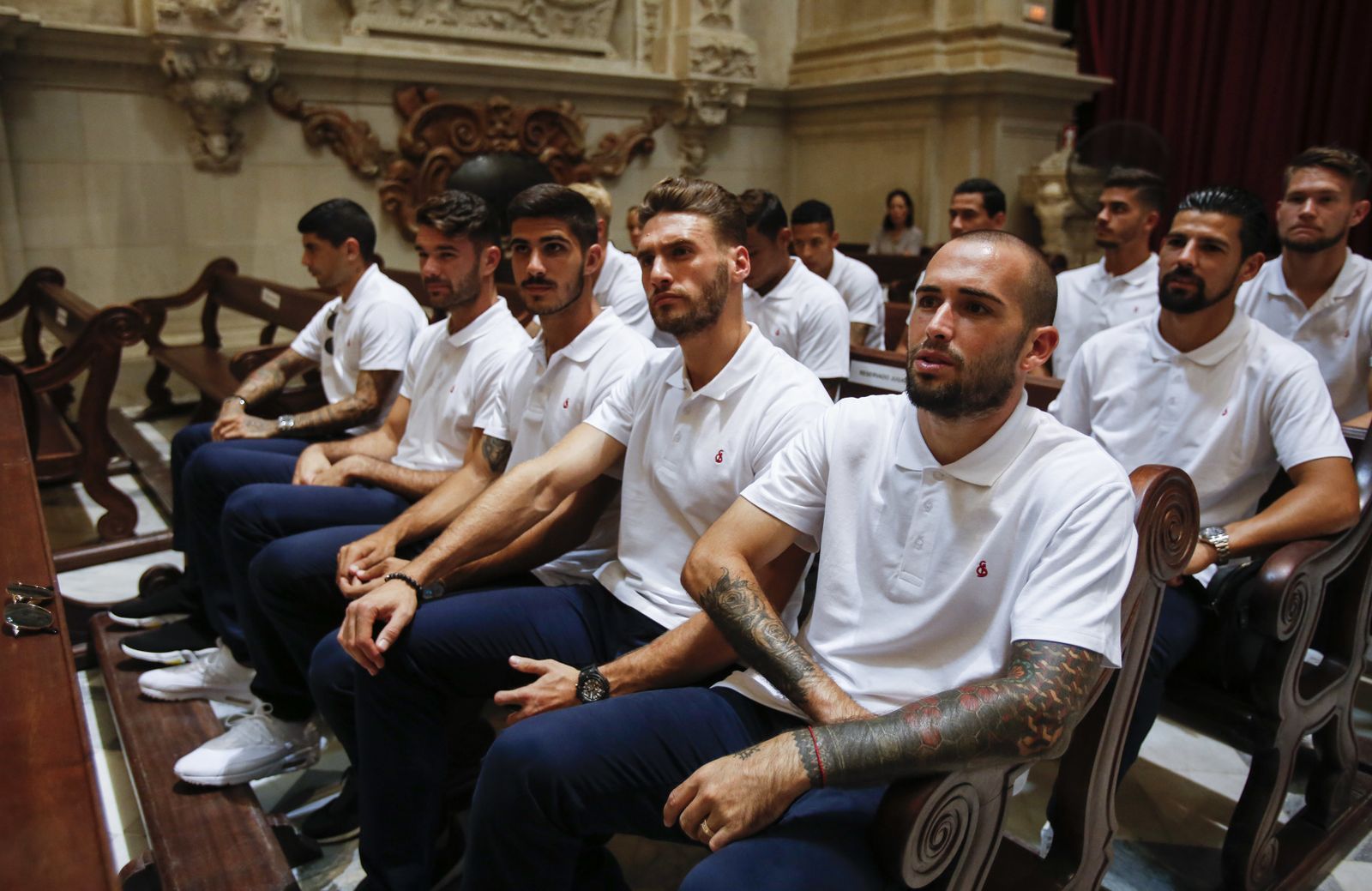 Tradicional ofrenda floral del Sevilla FC a la Virgen de los Reyes