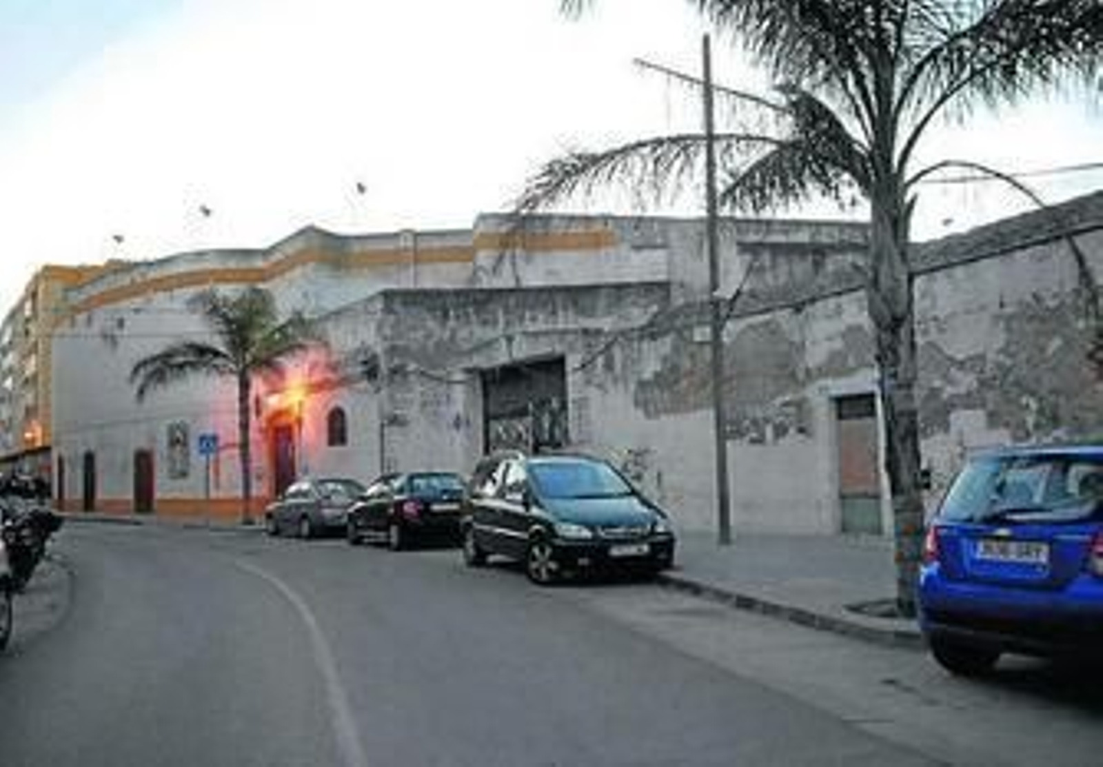 Finca situada junto a la plaza de toros.