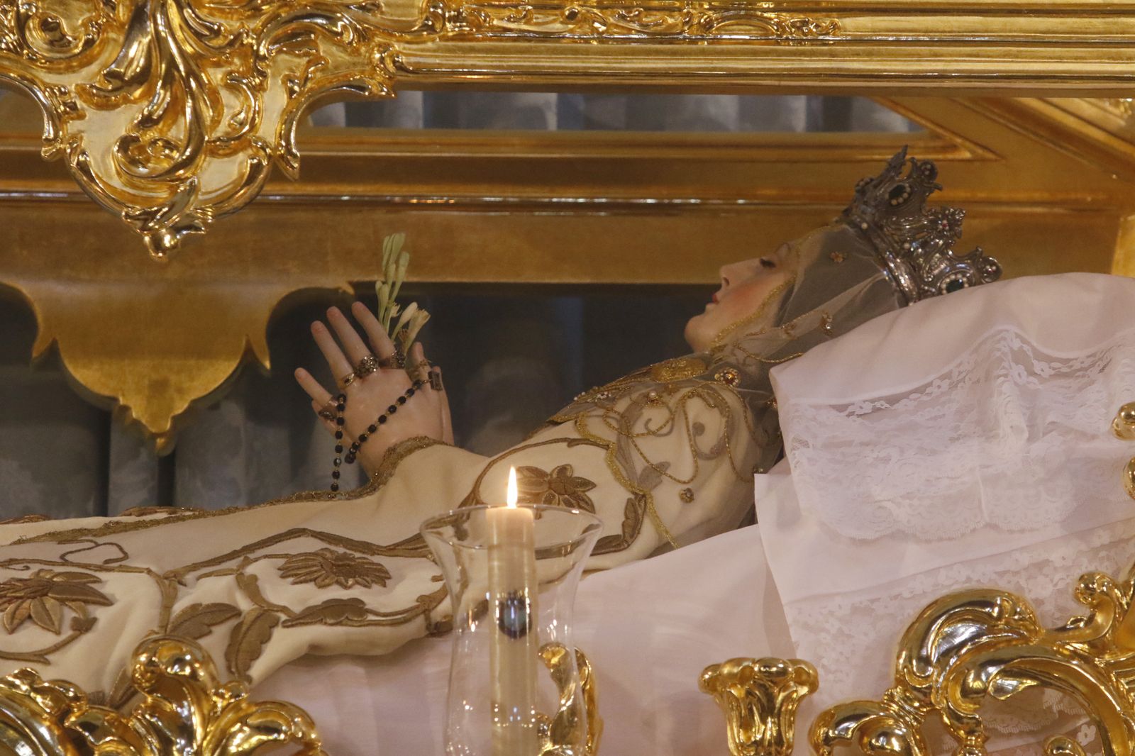 La hermandad de la Virgen del Tránsito de Córdoba celebra su festividad, en imágenes