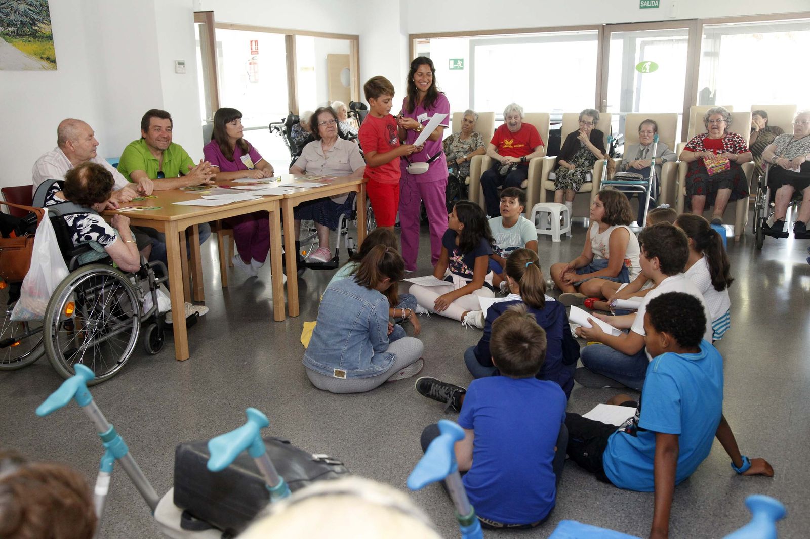 Imagen de archivo de una actividad intergeneracional en el Centro de Mayores y Dependientes de Cartaya