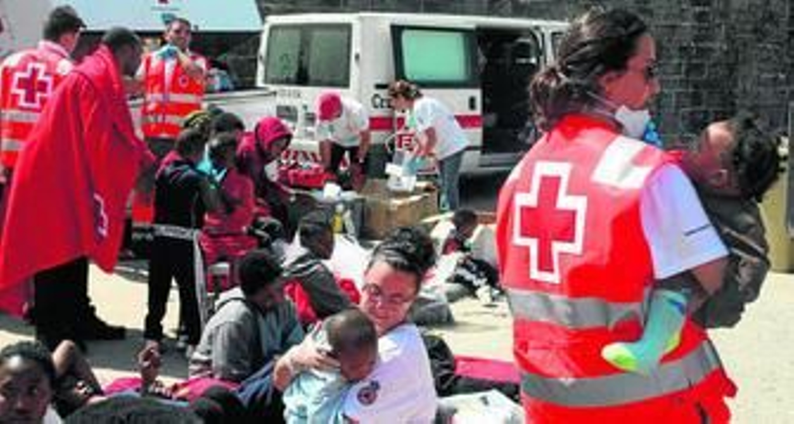 Los voluntarios de Cruz Roja atienden a los inmigrantes a su llegada al puerto de Tarifa.